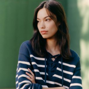 adolescente con jersey de rayas Mango Teens