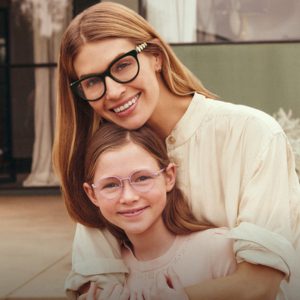 madre e hija abrazadas con gafas graduadas