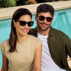 pareja posa con sus gafas